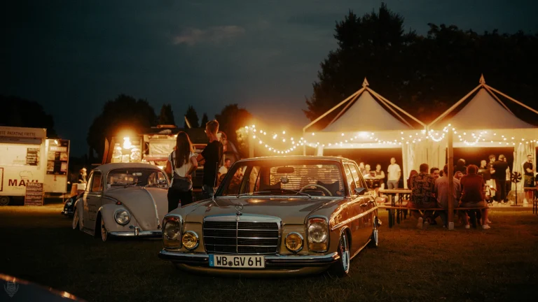 Automobile classica e luci nella serata dell’evento
