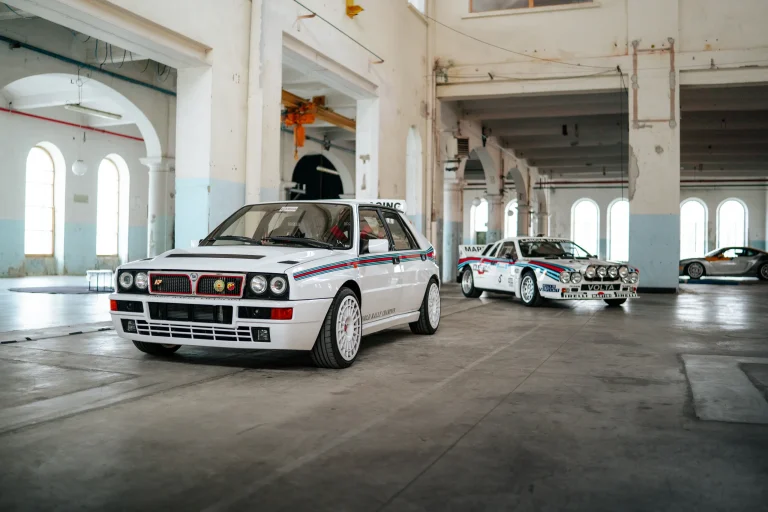 Automobili da rally negli spazi industriali