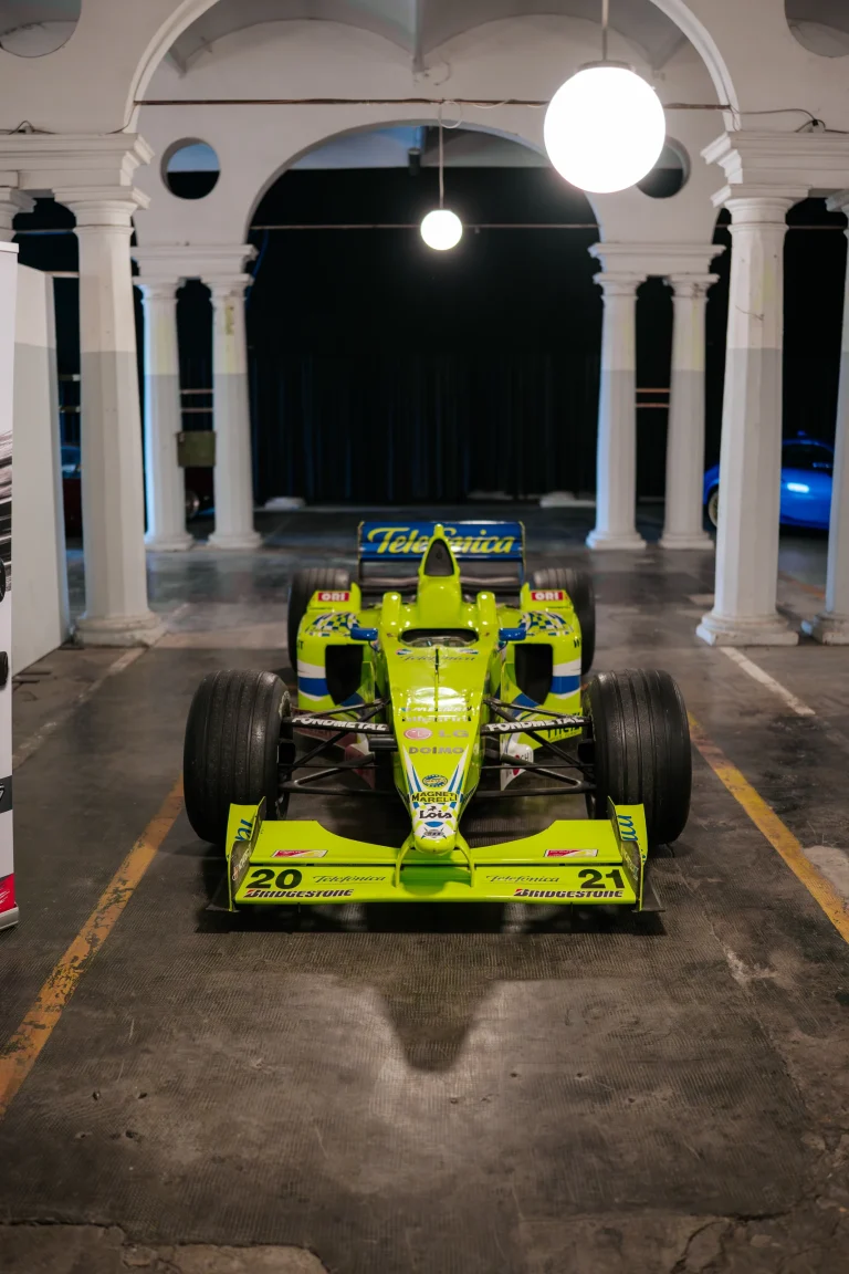 Monoposto gialla sotto gli archi