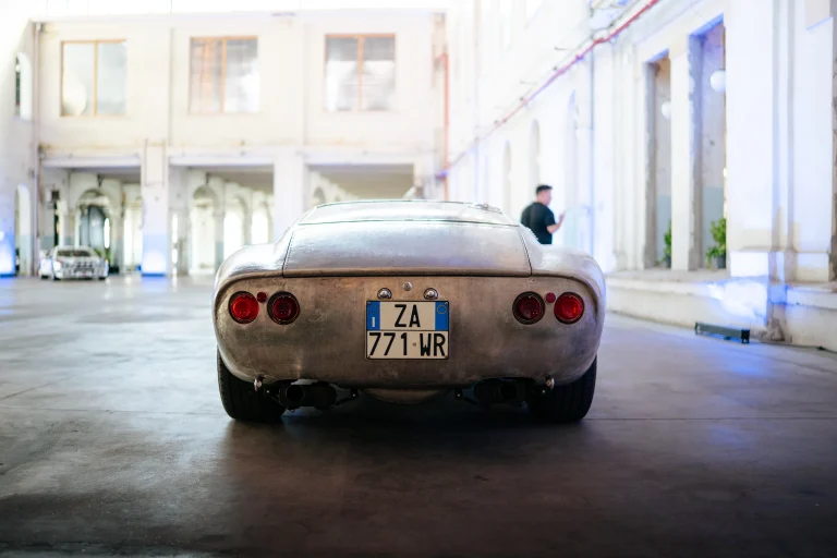 Automobile sportiva argento vista da dietro