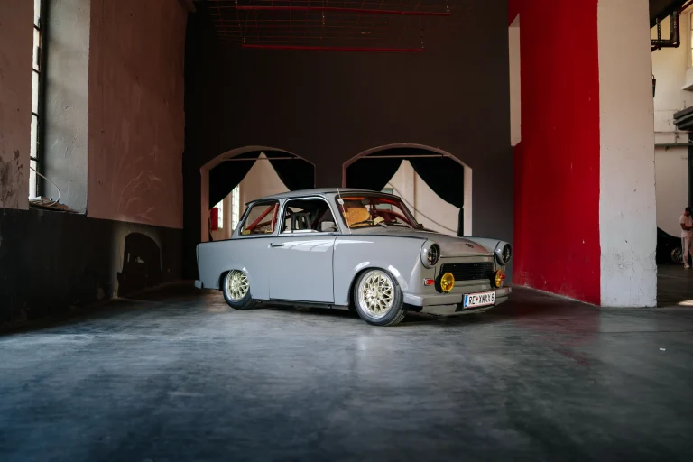 Automobile classica grigia davanti al portone
