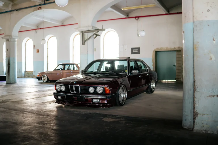 Automobile classica nera sotto gli archi industriali