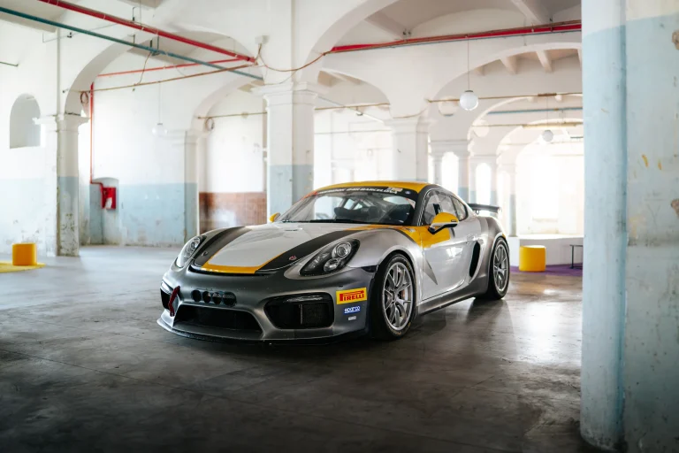 Automobile sportiva argento e gialla nella sala