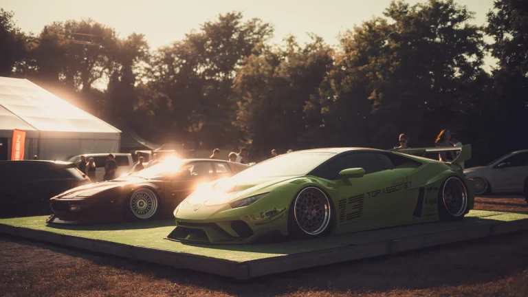 Automobili sportive sul palco al tramonto