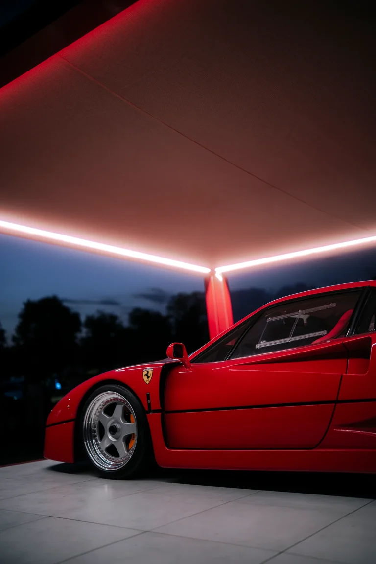 Automobile rossa illuminata nel padiglione notturno