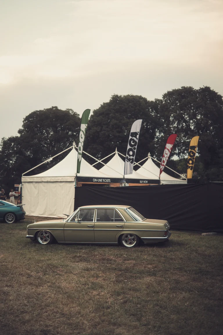 Automobile classica davanti alle bandiere dell’evento